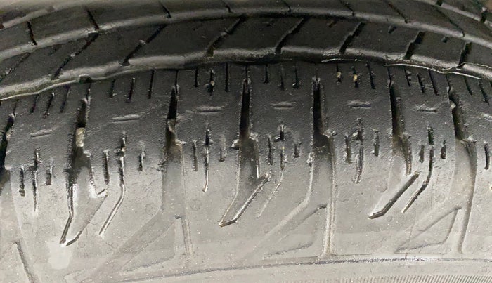 2022 Mahindra BOLERO NEO N 8, Diesel, Manual, 37,920 km, Left Front Tyre Tread