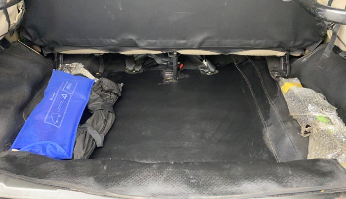 2022 Mahindra BOLERO NEO N 8, Diesel, Manual, 37,920 km, Boot Inside