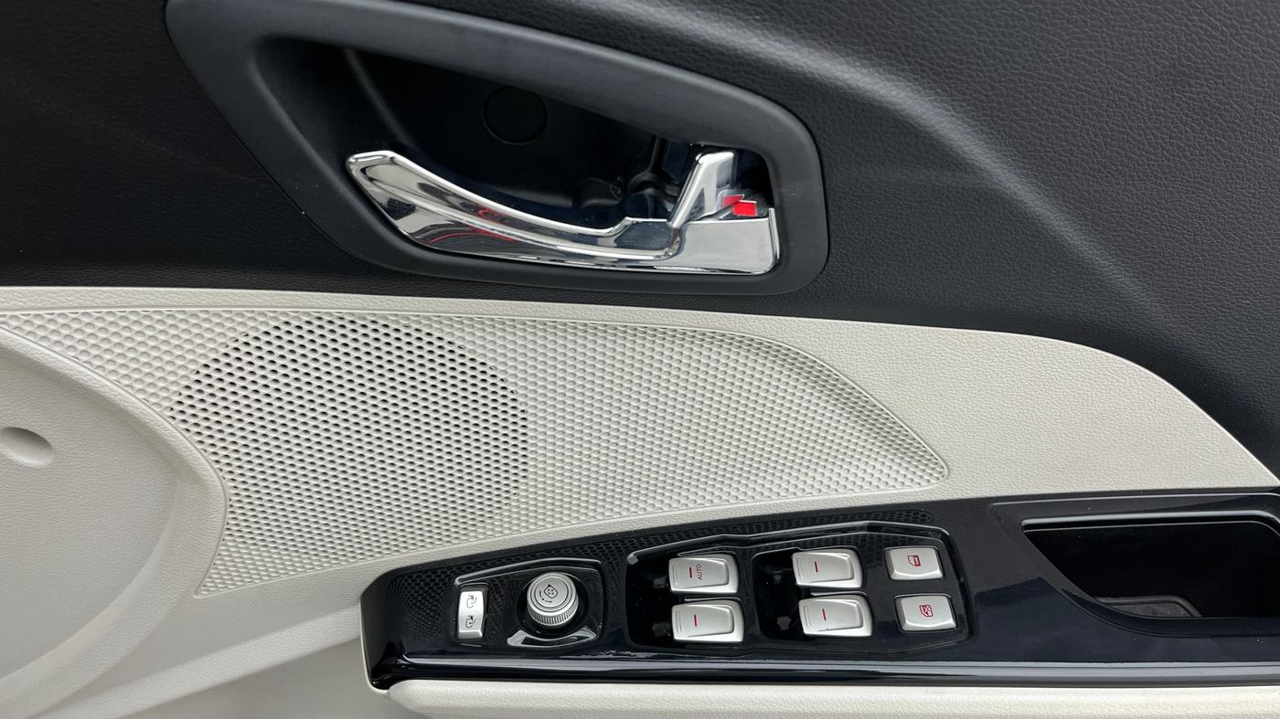 2022 Mahindra XUV300 W8 (O) 1.2 PETROL, Petrol, Manual, 20,984 km, Driver Side Door Panels Control