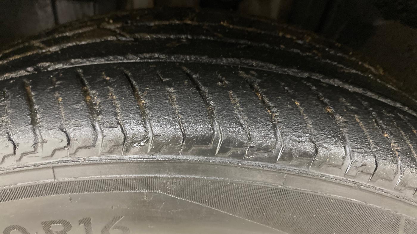 2022 Nissan MAGNITE XV PREMIUM TURBO CVT, Petrol, Automatic, 40,111 km, Left Front Tyre Tread