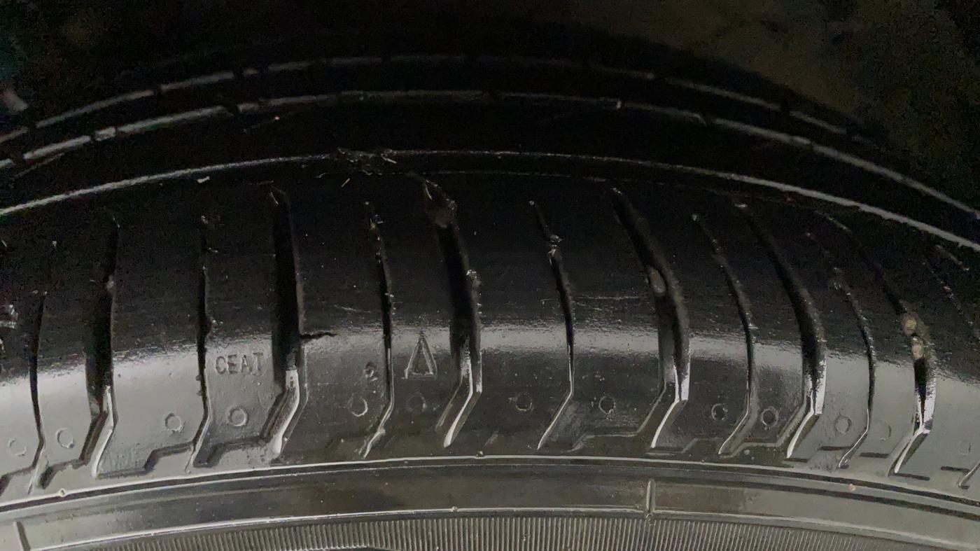 2016 Maruti Ciaz ZXI+ AT, Petrol, Automatic, 1,04,737 km, Left Front Tyre Tread