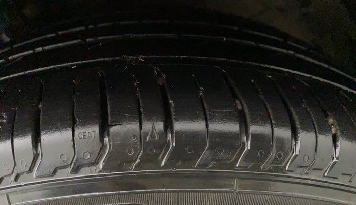 2016 Maruti Ciaz ZXI+ AT, Petrol, Automatic, 1,04,737 km, Left Front Tyre Tread