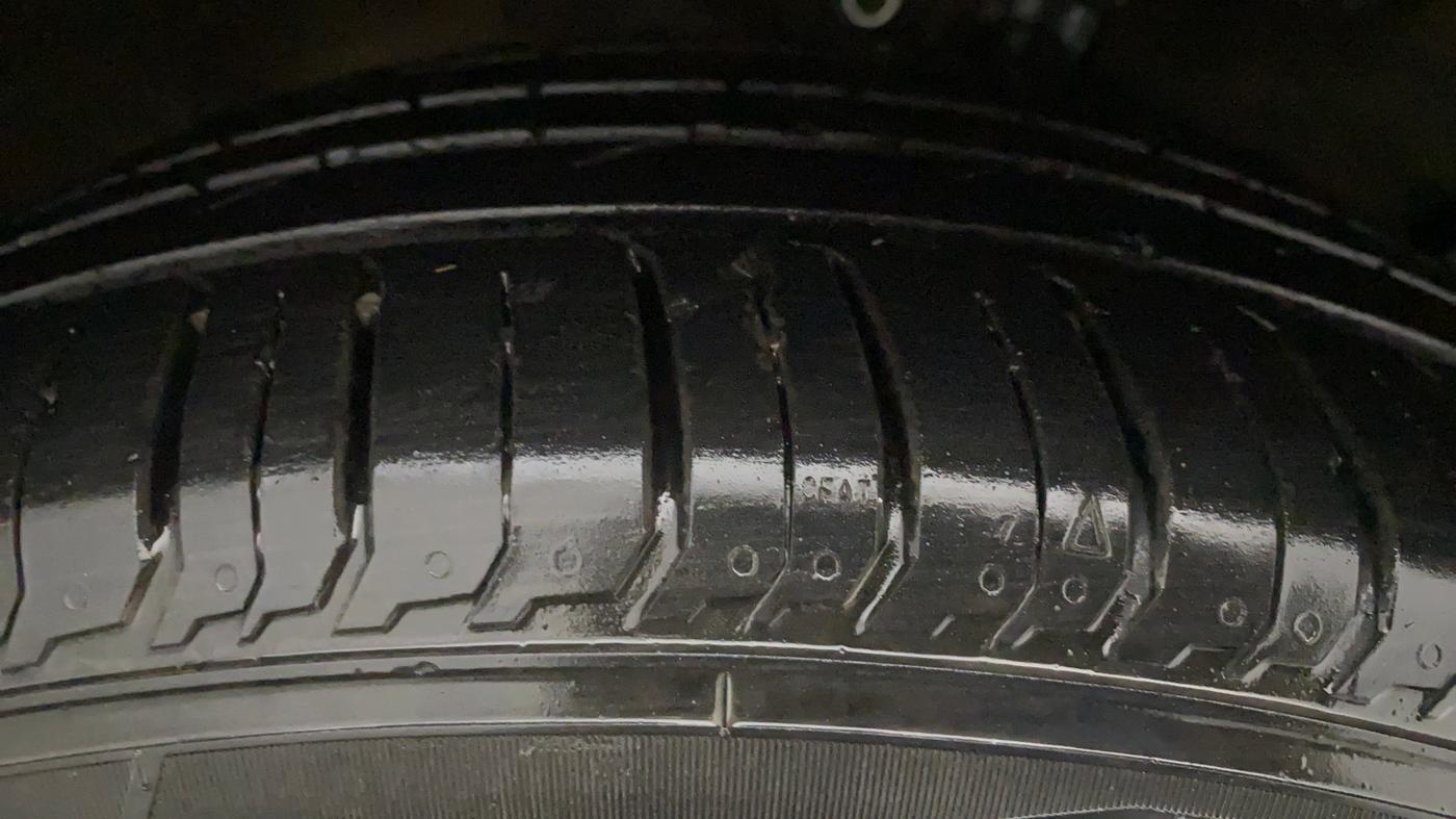 2016 Maruti Ciaz ZXI+ AT, Petrol, Automatic, 1,04,737 km, Right Rear Tyre Tread