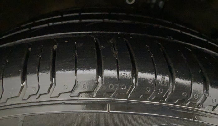 2016 Maruti Ciaz ZXI+ AT, Petrol, Automatic, 1,04,737 km, Right Rear Tyre Tread