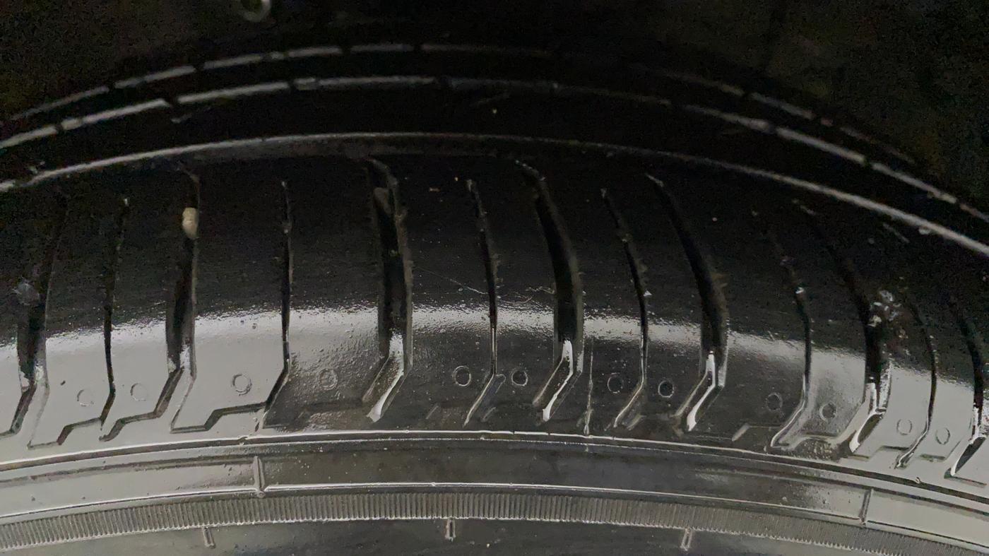 2016 Maruti Ciaz ZXI+ AT, Petrol, Automatic, 1,04,737 km, Right Front Tyre Tread