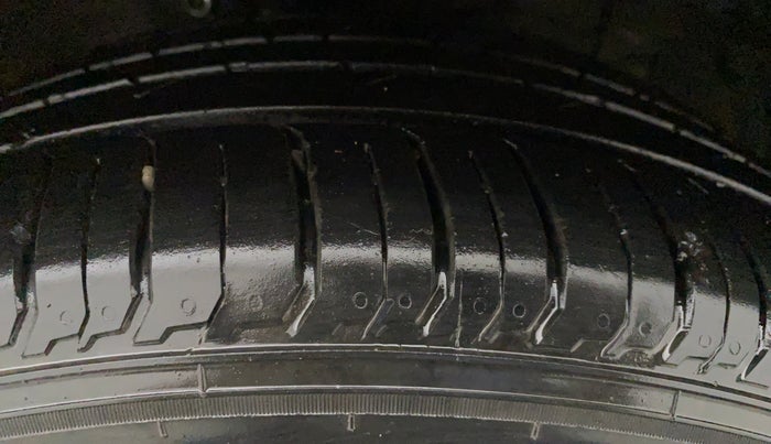 2016 Maruti Ciaz ZXI+ AT, Petrol, Automatic, 1,04,737 km, Right Front Tyre Tread