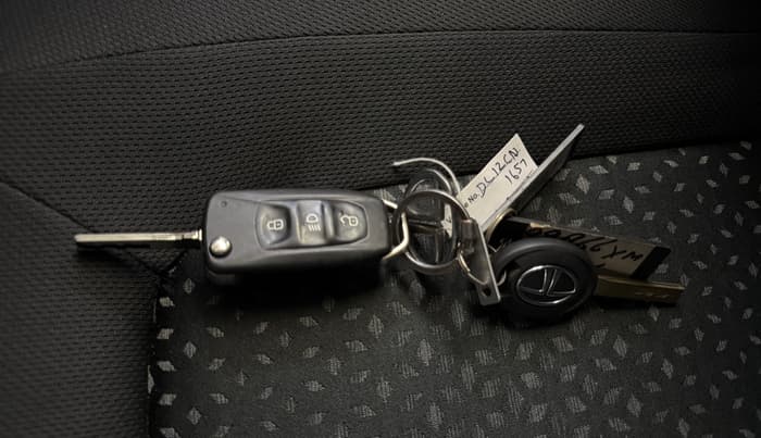 2018 Tata NEXON XM PETROL, Petrol, Manual, 53,678 km, Key Close Up