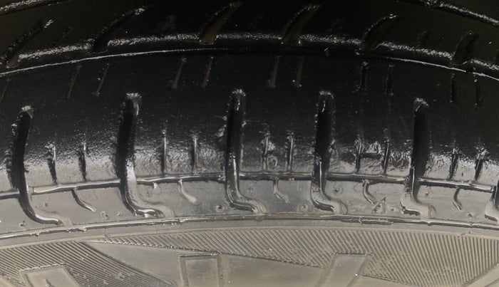 2017 Renault Kwid RXL, Petrol, Manual, 34,420 km, Left Front Tyre Tread