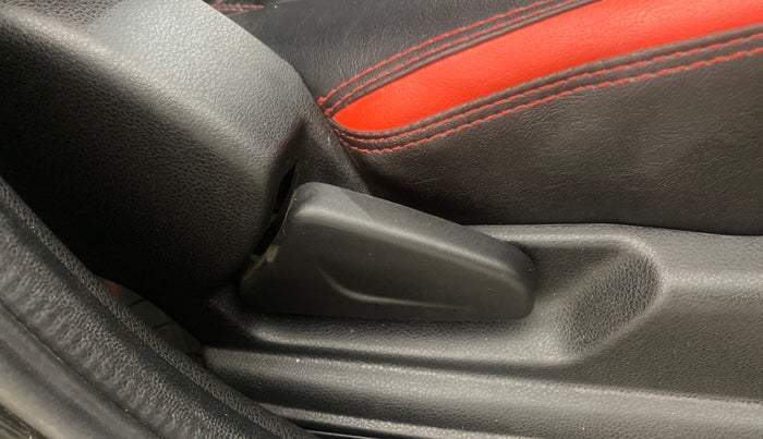 2017 Renault Kwid RXL, Petrol, Manual, 34,420 km, Driver Side Adjustment Panel