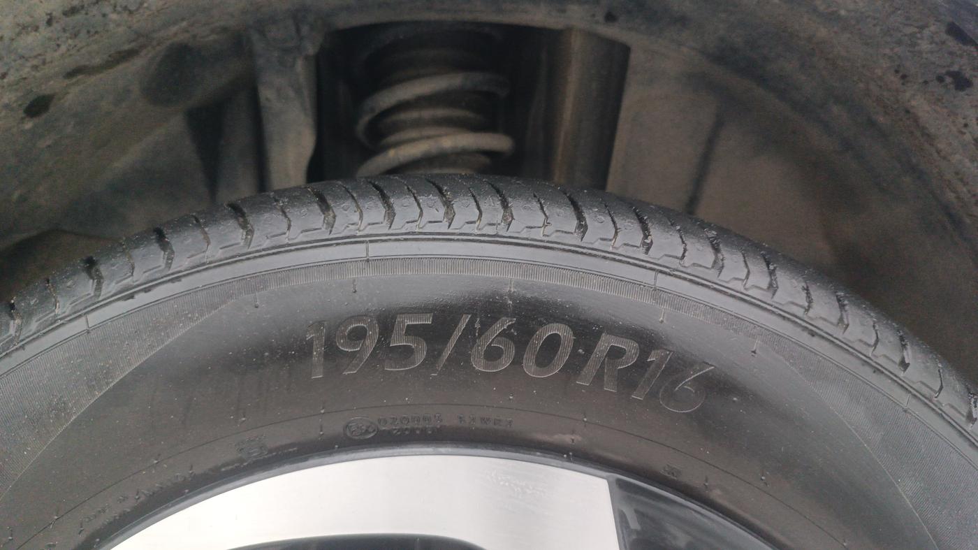 2023 Nissan MAGNITE XV PREMIUM, Petrol, Manual, 10,811 km, Right Front Tyre Tread