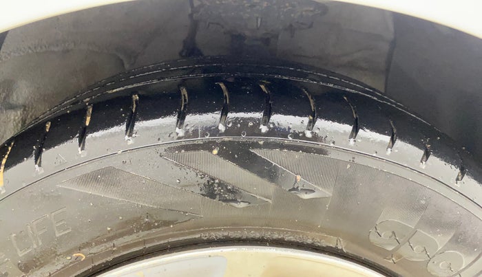 2017 Hyundai Grand i10 MAGNA 1.2 KAPPA VTVT, CNG, Manual, 66,826 km, Right Front Tyre Tread