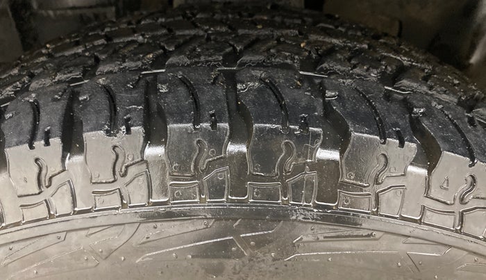 2022 Mahindra Thar LX PETROL HT 4WD AT, Petrol, Automatic, 60,639 km, Left Front Tyre Tread