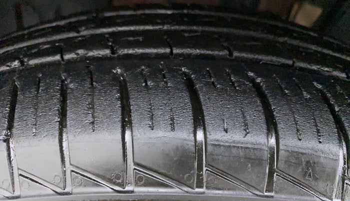 2020 Renault TRIBER RXL AT, Petrol, Automatic, 19,813 km, Right Front Tyre Tread