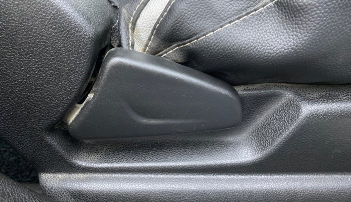 2018 Renault Kwid 1.0 RXT Opt, Petrol, Manual, 20,947 km, Driver Side Adjustment Panel