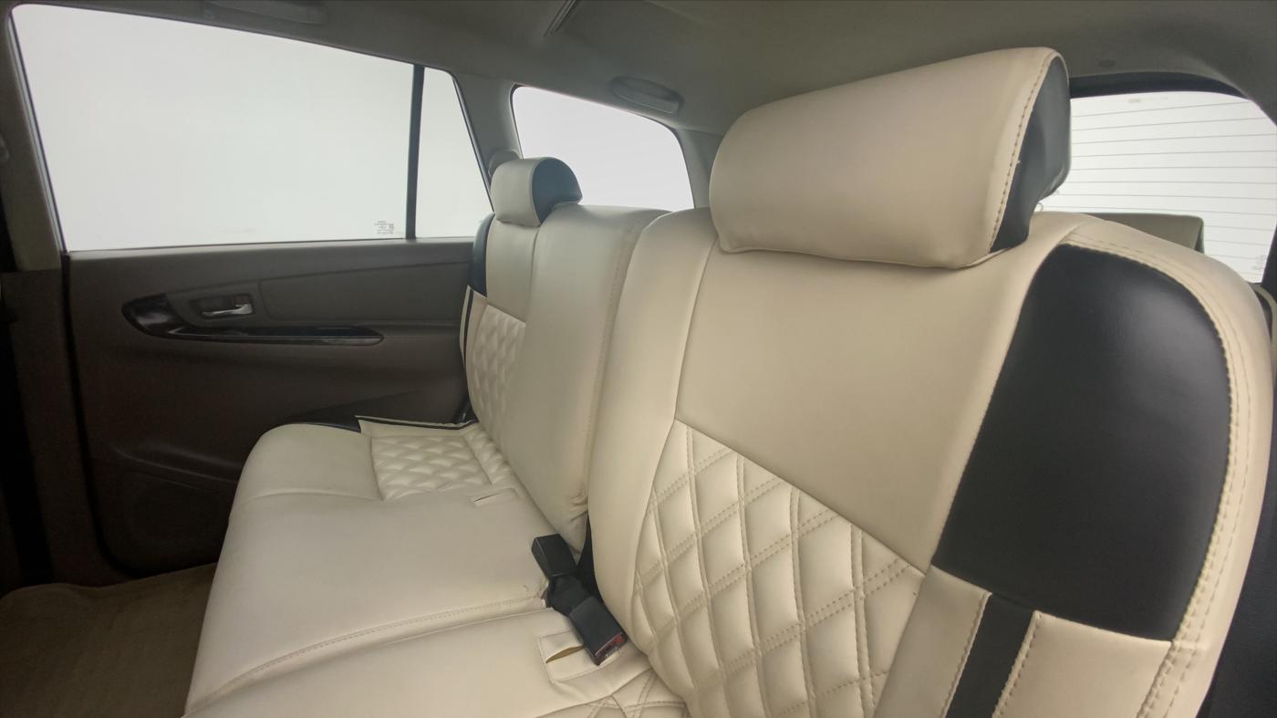 2015 Toyota Innova 2.5 VX 8 STR BS IV, Diesel, Manual, 1,44,861 km, Right Side Rear Door Cabin