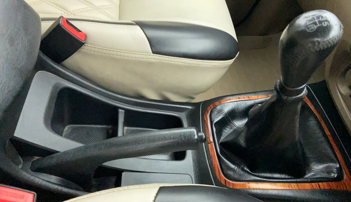2015 Toyota Innova 2.5 VX 8 STR BS IV, Diesel, Manual, 1,44,861 km, Gear Lever