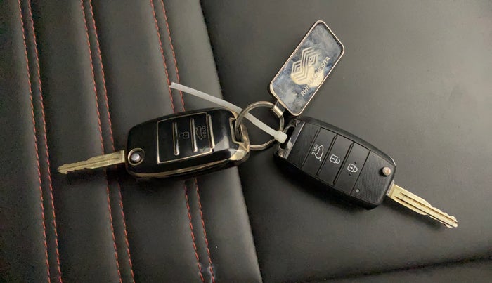 2021 KIA SONET HTK PLUS 1.2, CNG, Manual, 65,872 km, Key Close Up
