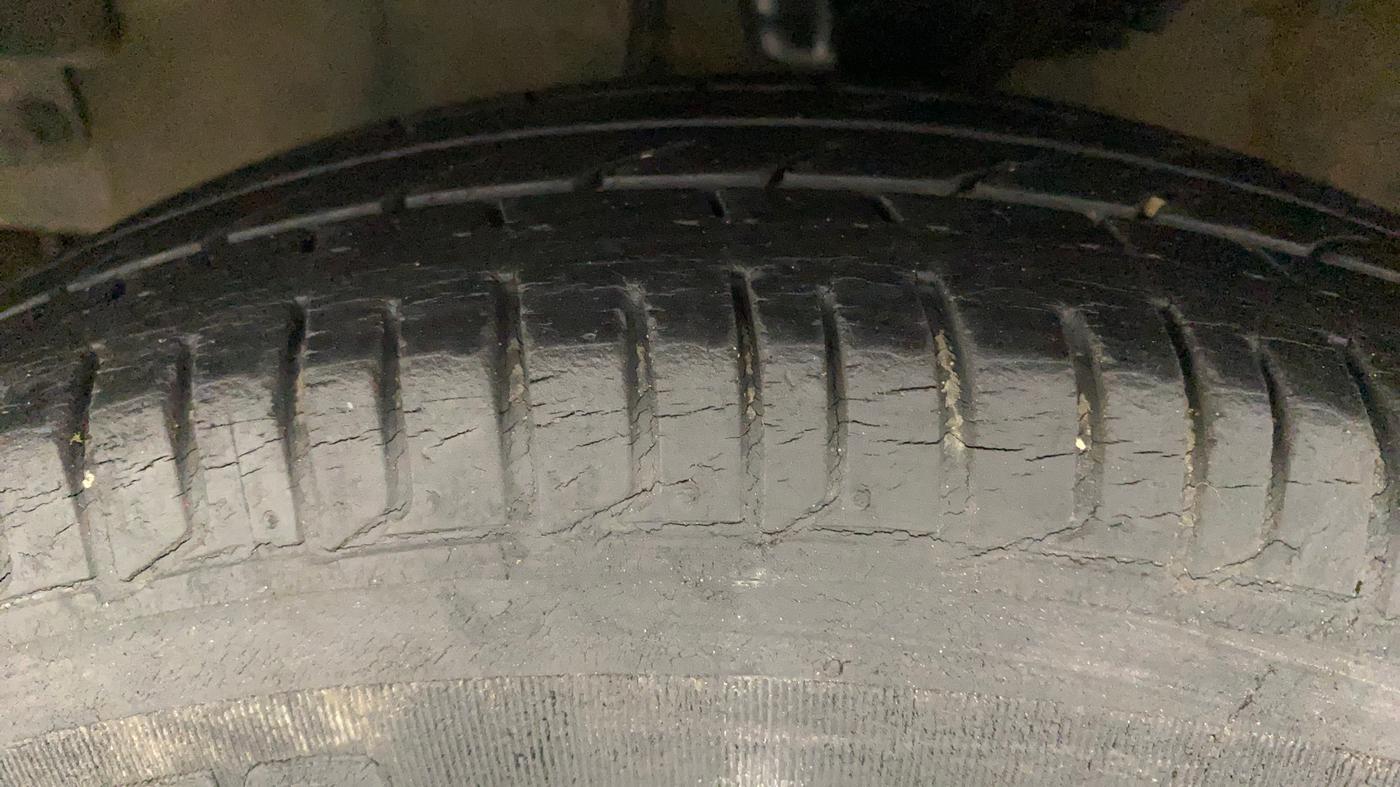2014 Hyundai i10 MAGNA 1.1, Petrol, Manual, 28,737 km, Left Front Tyre Tread