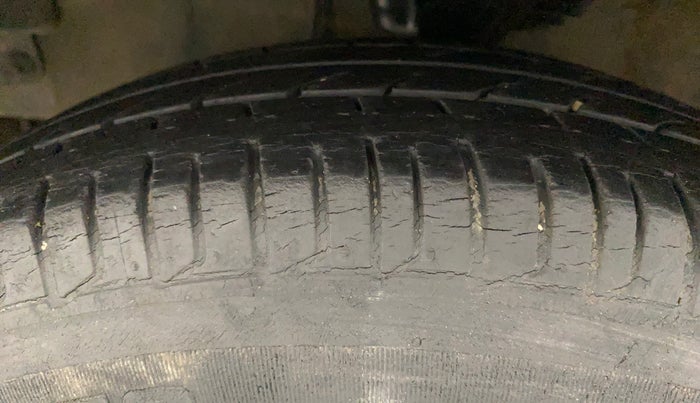 2014 Hyundai i10 MAGNA 1.1, Petrol, Manual, 28,737 km, Left Front Tyre Tread