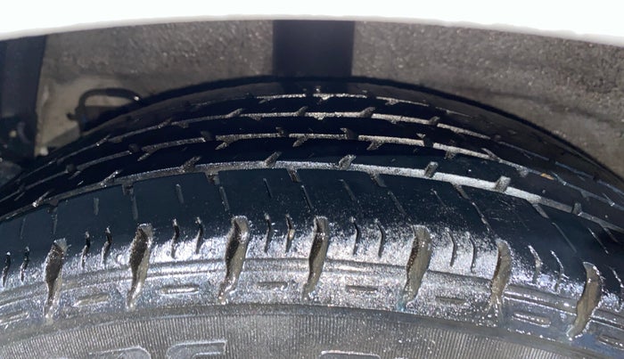 2014 Hyundai Xcent S 1.2, Petrol, Manual, 1,03,564 km, Right Rear Tyre Tread