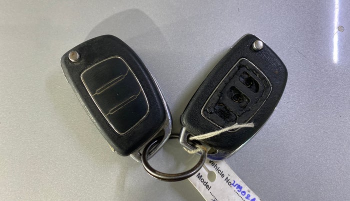 2014 Hyundai Xcent S 1.2, Petrol, Manual, 1,03,564 km, Key Close Up