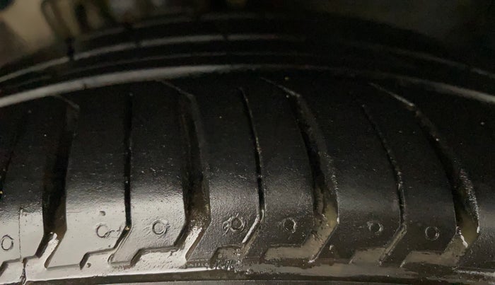 2014 Volkswagen Polo HIGHLINE1.2L, Petrol, Manual, 77,479 km, Right Front Tyre Tread