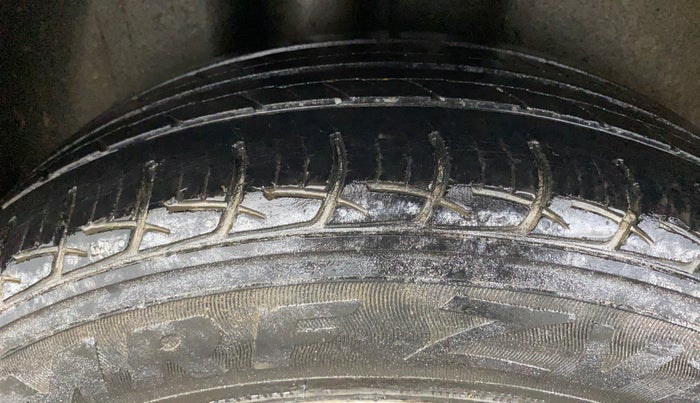 2014 Skoda Rapid AMBITION 1.6 MPI MT, Petrol, Manual, 85,441 km, Right Rear Tyre Tread