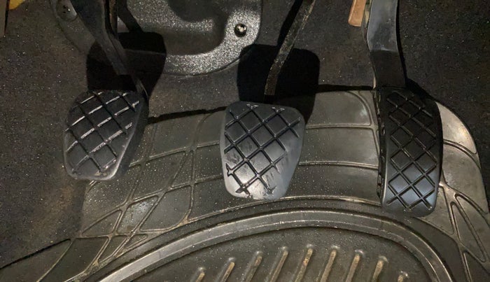 2014 Skoda Rapid AMBITION 1.6 MPI MT, Petrol, Manual, 85,441 km, Pedals