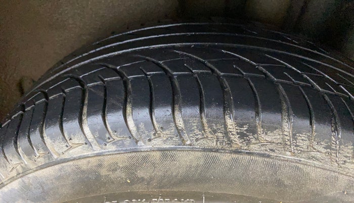 2014 Skoda Rapid AMBITION 1.6 MPI MT, Petrol, Manual, 85,441 km, Left Rear Tyre Tread