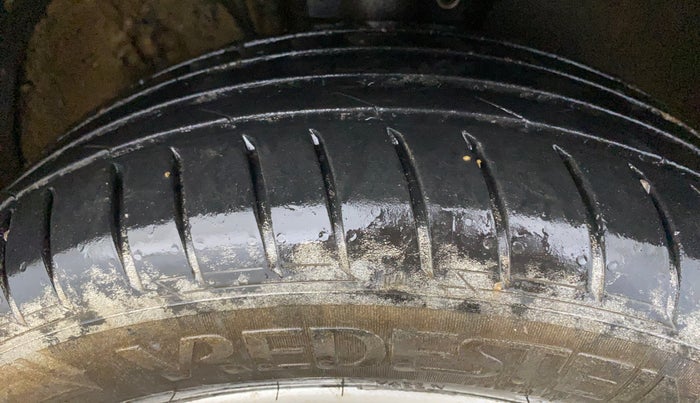 2014 Skoda Rapid AMBITION 1.6 MPI MT, Petrol, Manual, 85,441 km, Right Front Tyre Tread