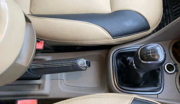 2014 Skoda Rapid AMBITION 1.6 MPI MT, Petrol, Manual, 85,441 km, Gear Lever