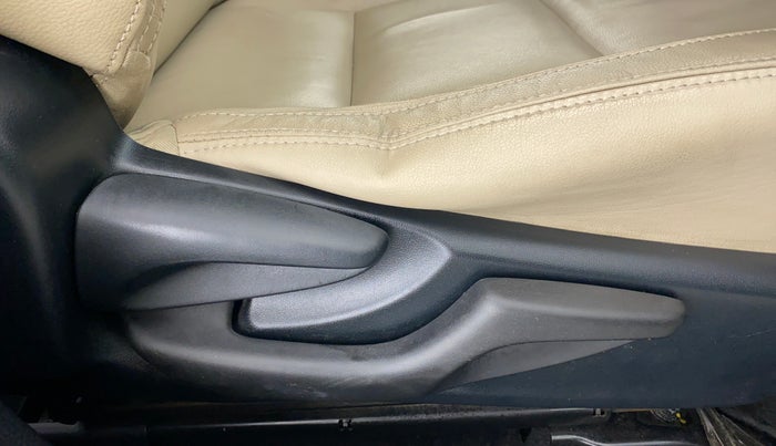 2015 Toyota Corolla Altis G, Petrol, Manual, 38,722 km, Driver Side Adjustment Panel