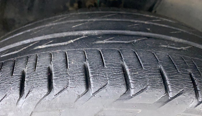 2015 Toyota Corolla Altis G, Petrol, Manual, 38,722 km, Right Front Tyre Tread