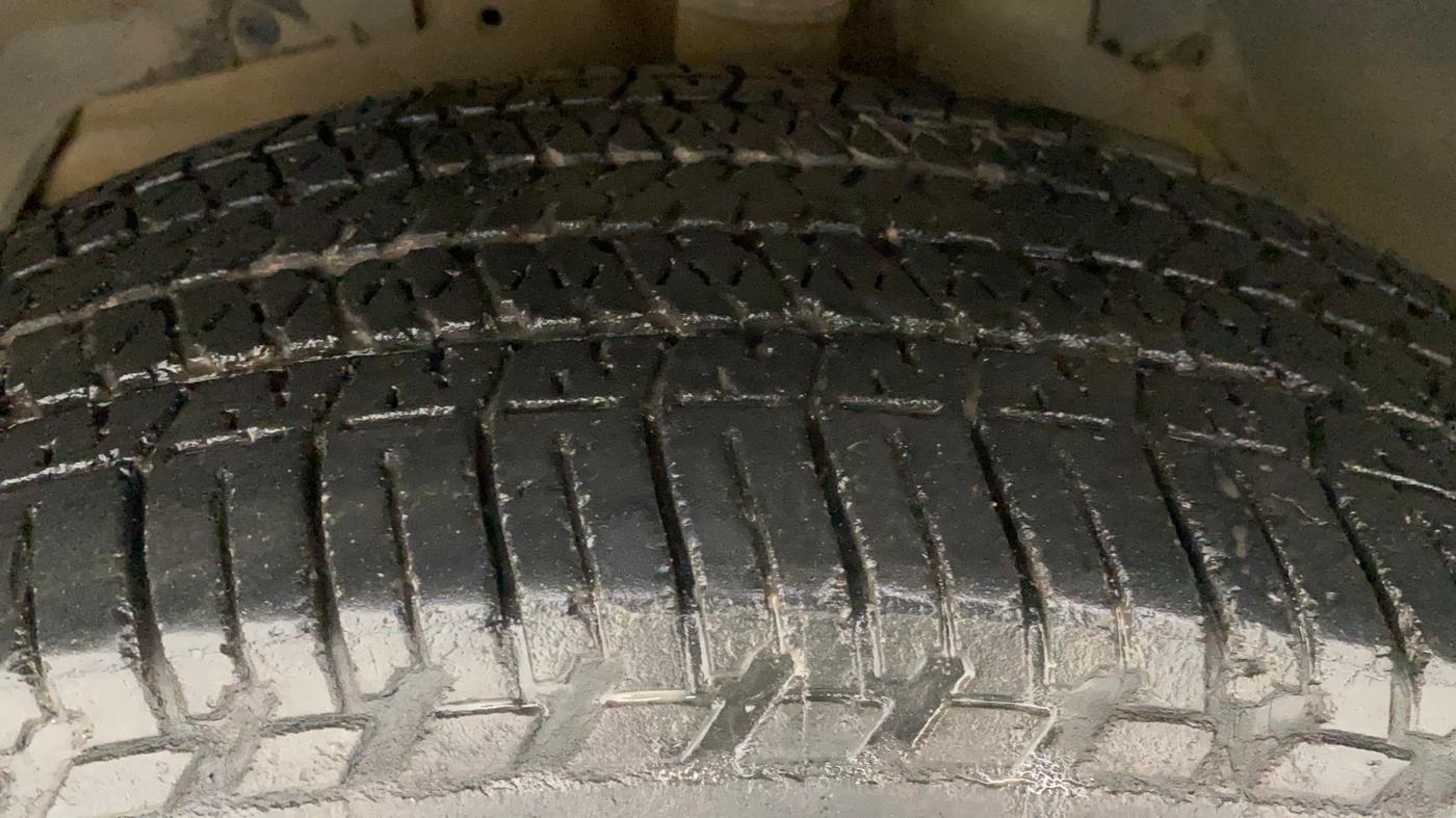 2016 Mahindra XUV500 W6, Diesel, Manual, 70,027 km, Left Front Tyre Tread