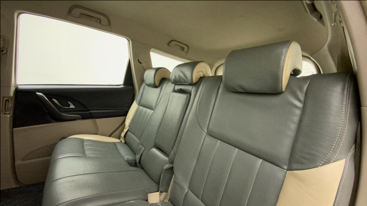 2016 Mahindra XUV500 W6, Diesel, Manual, 70,027 km, Right Side Rear Door Cabin