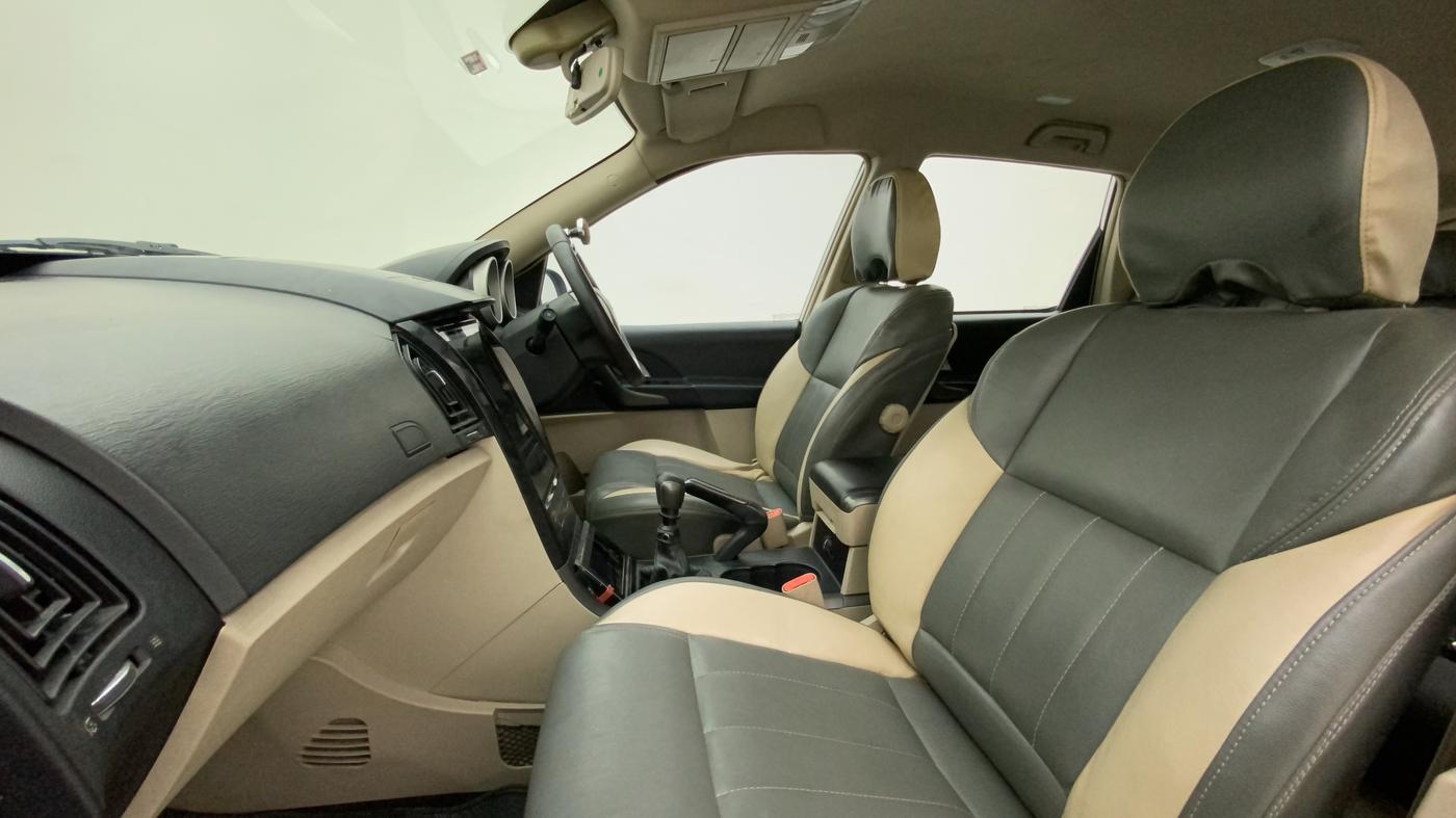 2016 Mahindra XUV500 W6, Diesel, Manual, 70,027 km, Right Side Front Door Cabin
