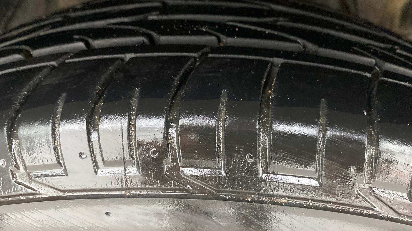 2023 Mahindra XUV300 W8 (O) 1.2 PETROL AMT, Petrol, Automatic, 12,571 km, Right Front Tyre Tread