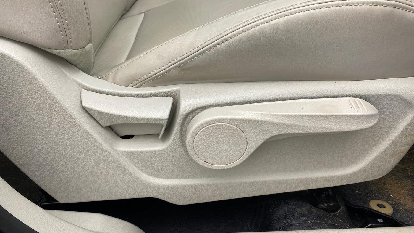 2023 Mahindra XUV300 W8 (O) 1.2 PETROL AMT, Petrol, Automatic, 12,571 km, Driver Side Adjustment Panel