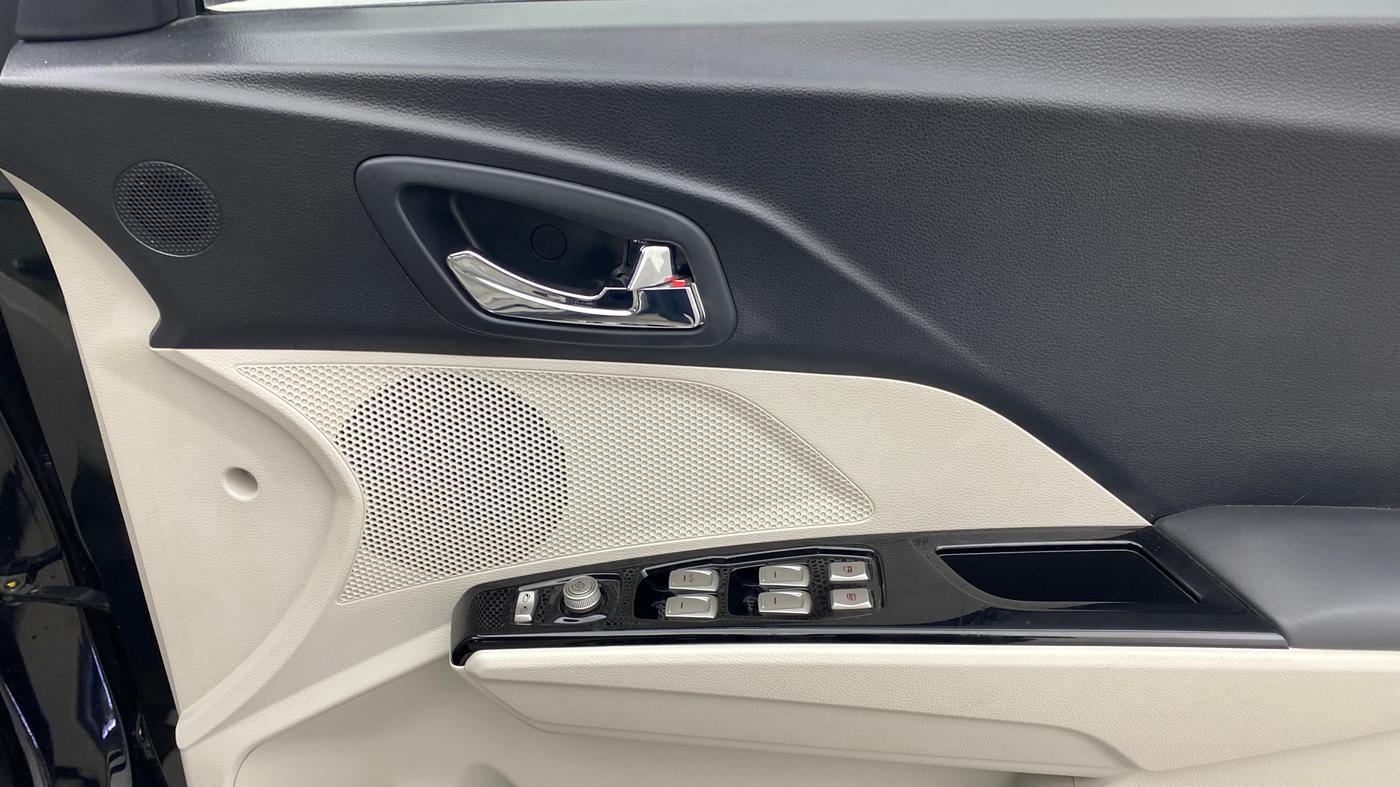 2023 Mahindra XUV300 W8 (O) 1.2 PETROL AMT, Petrol, Automatic, 12,571 km, Driver Side Door Panels Control