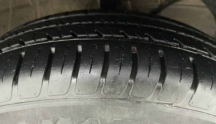 2020 Maruti Swift LXI D, Petrol, Manual, 12,490 km, Right Front Tyre Tread