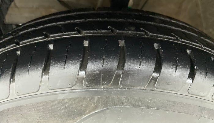 2020 Maruti Swift LXI D, Petrol, Manual, 12,490 km, Left Front Tyre Tread