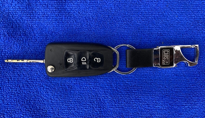 2017 Tata Tiago XT PETROL, CNG, Manual, 47,298 km, Key Close Up