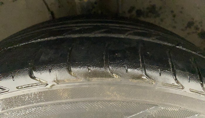 2012 Toyota Corolla Altis G PETROL, Petrol, Manual, 1,00,798 km, Left Front Tyre Tread