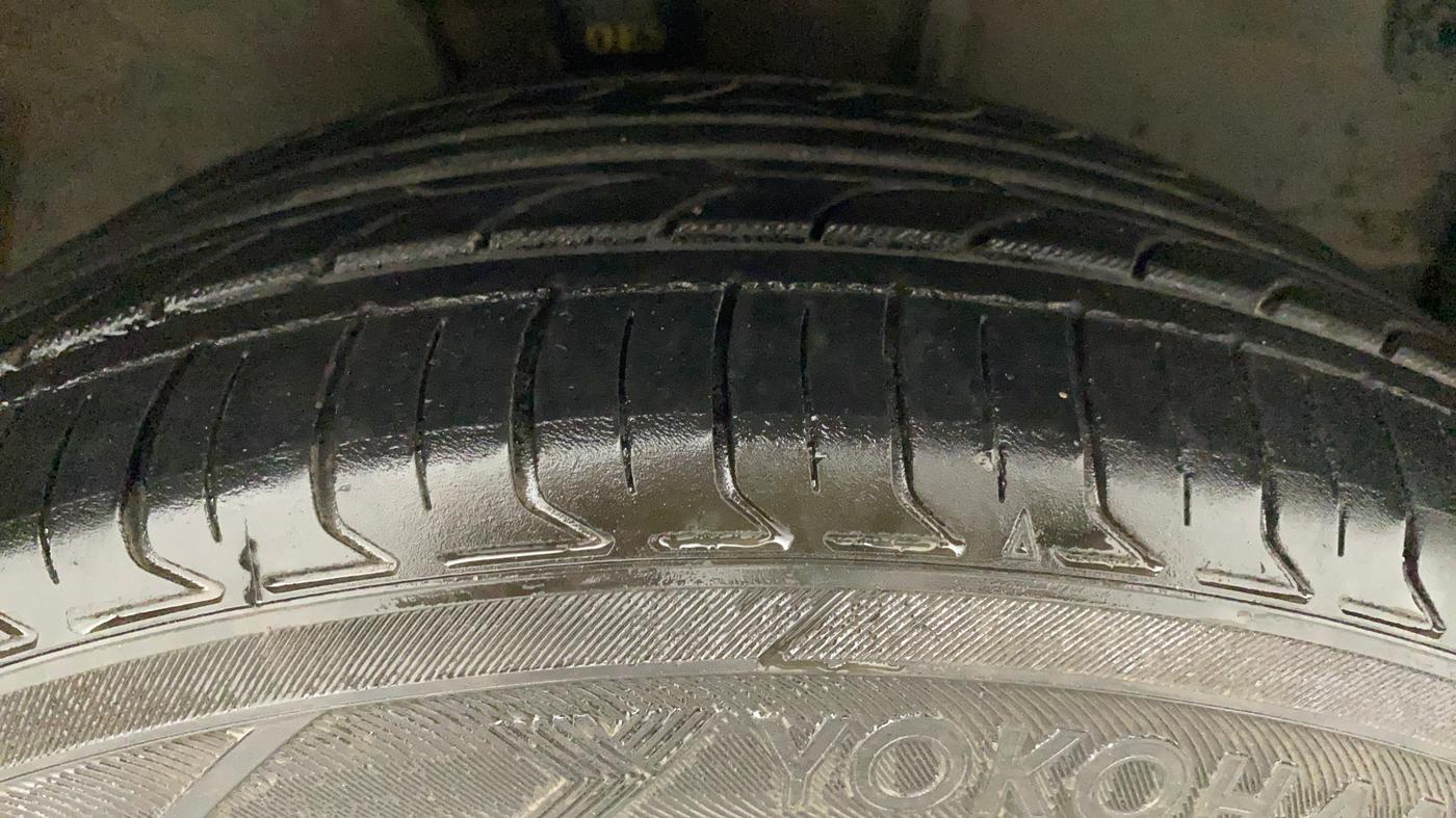 2012 Toyota Corolla Altis G PETROL, Petrol, Manual, 1,00,798 km, Right Front Tyre Tread