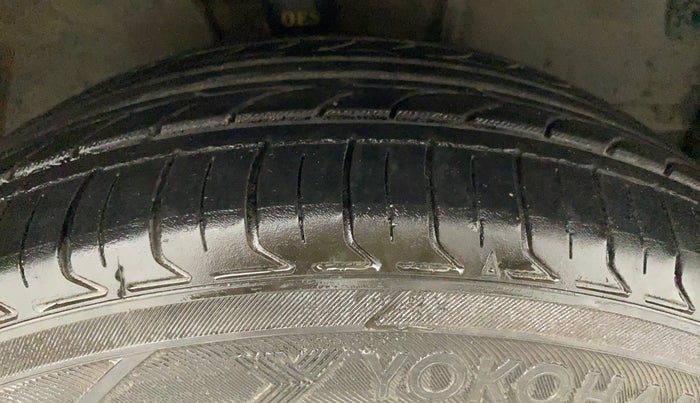 2012 Toyota Corolla Altis G PETROL, Petrol, Manual, 1,00,798 km, Right Front Tyre Tread