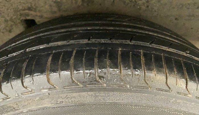 2012 Toyota Corolla Altis G PETROL, Petrol, Manual, 1,00,798 km, Left Rear Tyre Tread