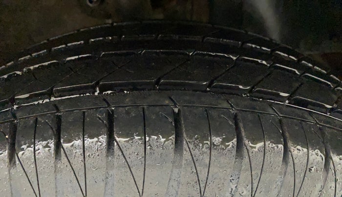 2016 Mahindra Kuv100 K8 5 STR, Petrol, Manual, 47,044 km, Right Front Tyre Tread