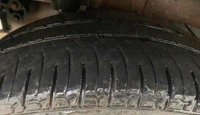 2016 Mahindra Kuv100 K8 5 STR, Petrol, Manual, 47,044 km, Right Rear Tyre Tread