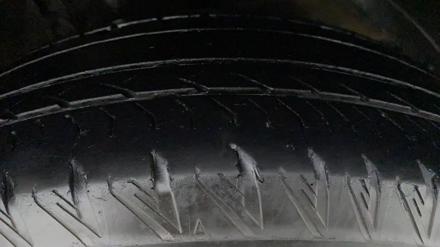 2018 Mahindra XUV500 W11 AT, Diesel, Automatic, 54,467 km, Right Front Tyre Tread