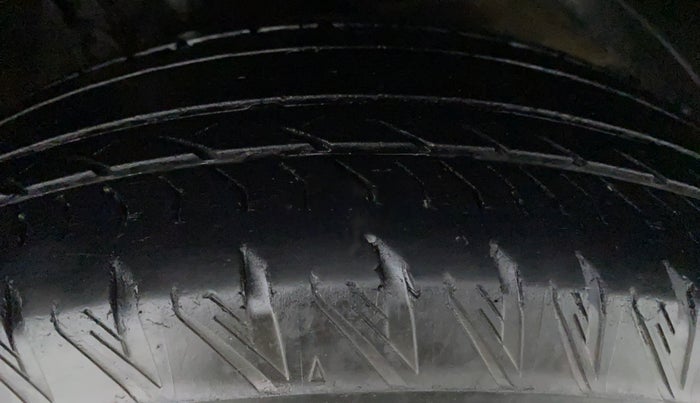2018 Mahindra XUV500 W11 AT, Diesel, Automatic, 54,467 km, Right Front Tyre Tread